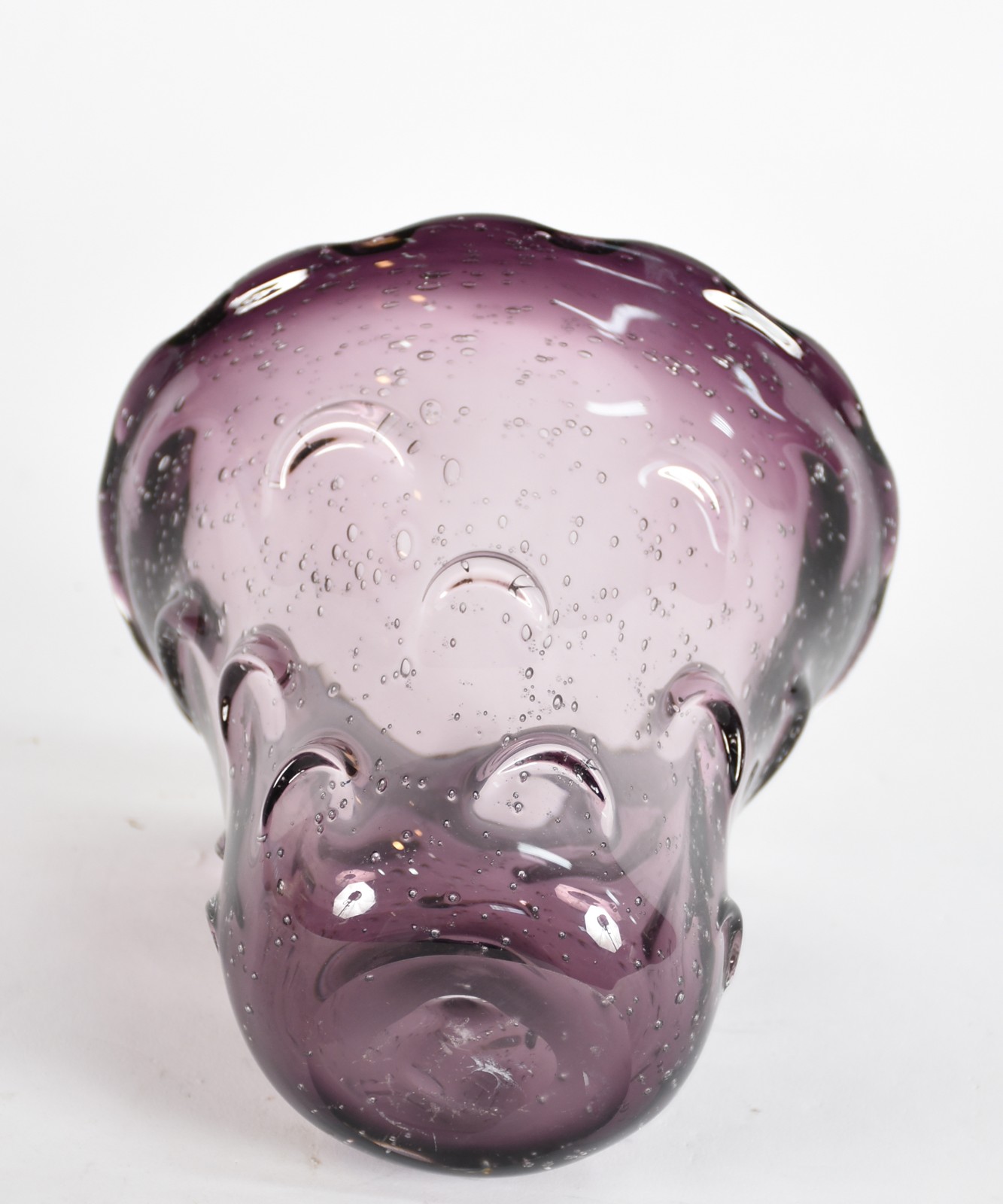 Vaso de vidro decorativo na cor violeta com relevo em gomos no corpo... - foto 3 de 3