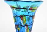 Vaso decorativo de vidro na cor azul com detalh... - Vaso decorativo de vidro na cor azul com detalhes coloridos.