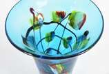 Vaso decorativo de vidro na cor azul com detalh... - Vaso decorativo de vidro na cor azul com detalhes coloridos.