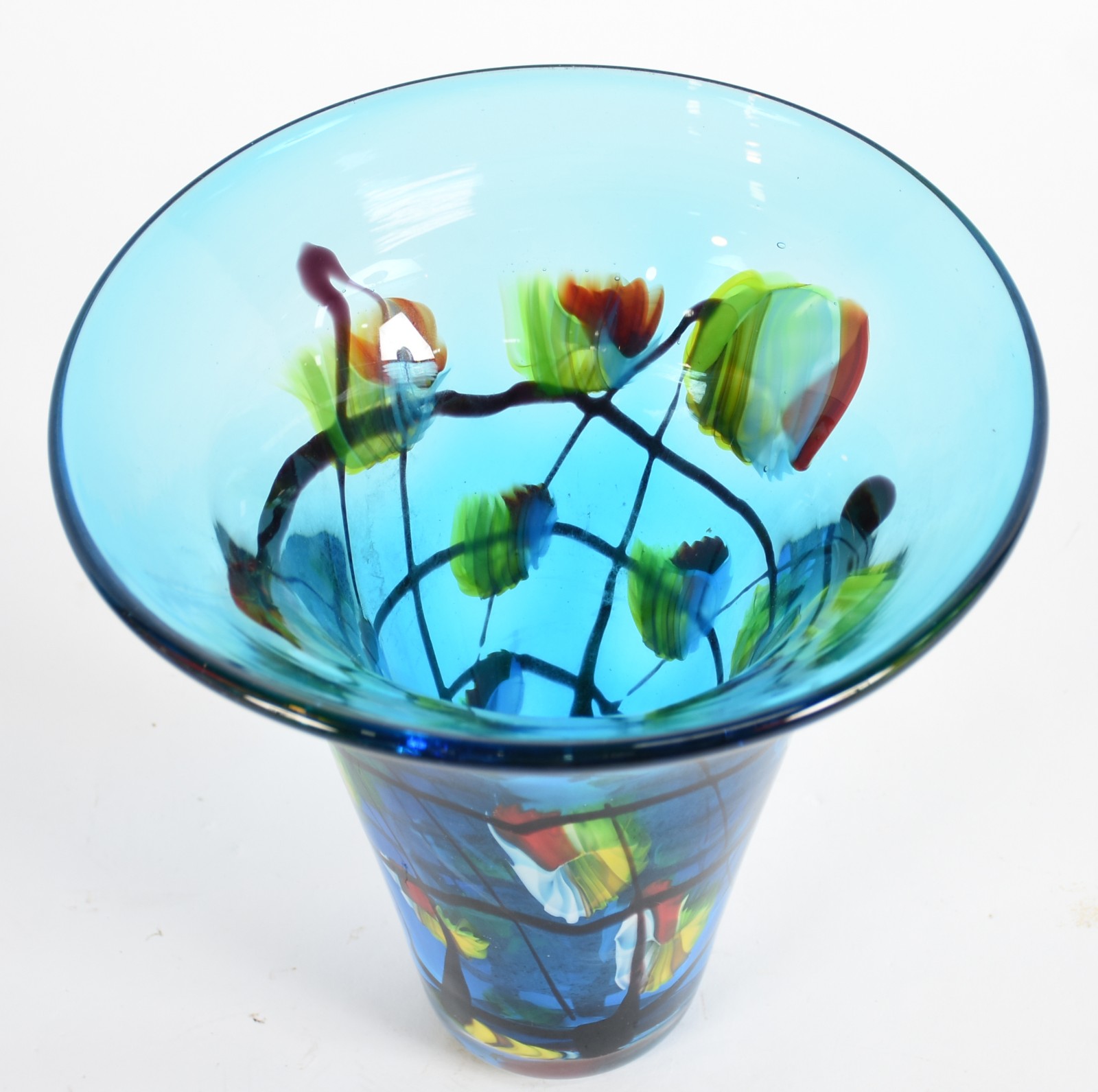 Vaso decorativo de vidro na cor azul com detalhes coloridos. - foto 2 de 3