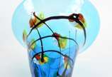 Vaso decorativo de vidro na cor azul com detalh... - Vaso decorativo de vidro na cor azul com detalhes coloridos.
