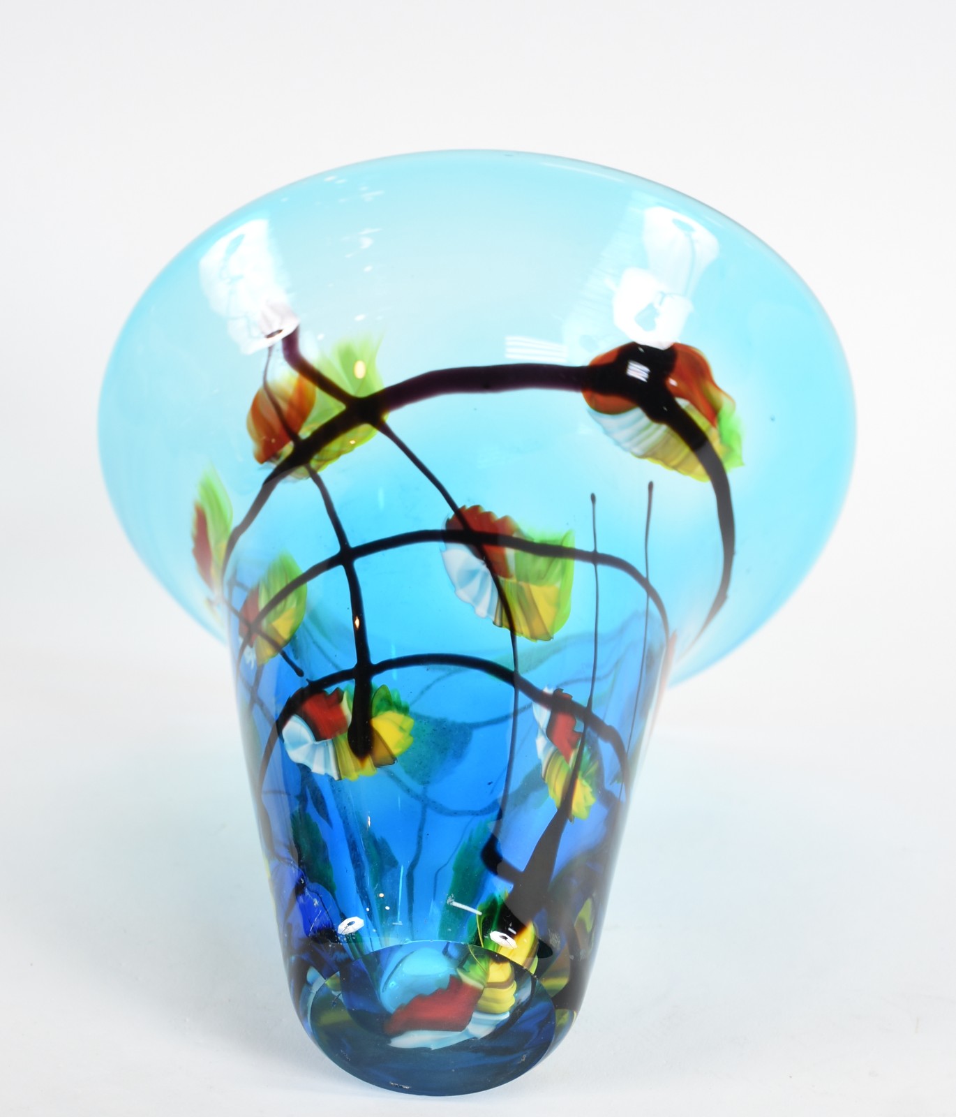 Vaso decorativo de vidro na cor azul com detalhes coloridos. - foto 3 de 3