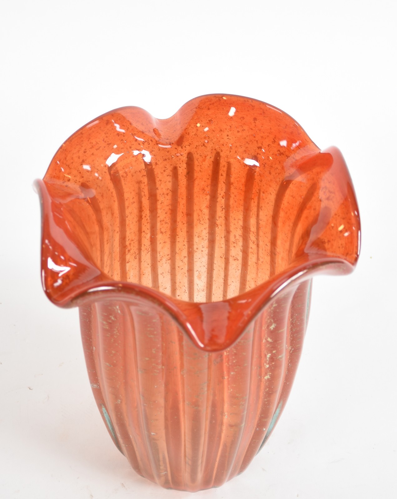 Vaso de vidro decorativo na cor laranja com pó de ouro. - foto 2 de 3