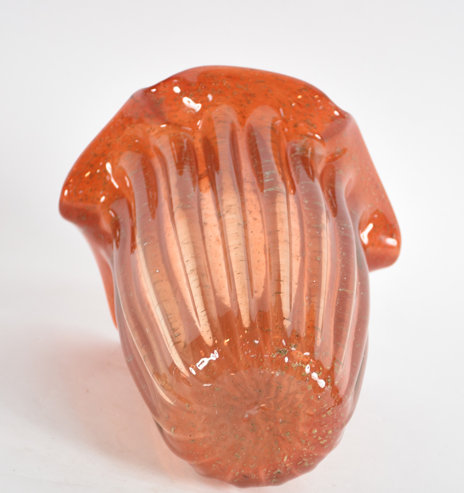 Vaso de vidro decorativo na cor laranja com pó de ouro. - foto 3 de 3