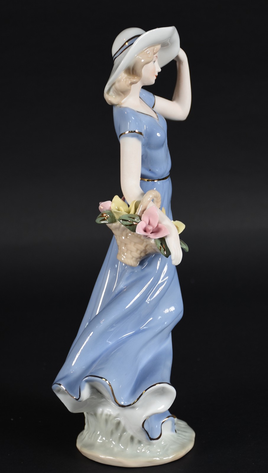 Escultura de porcelana policromada representando dama com cesto de... - foto 1 de 5
