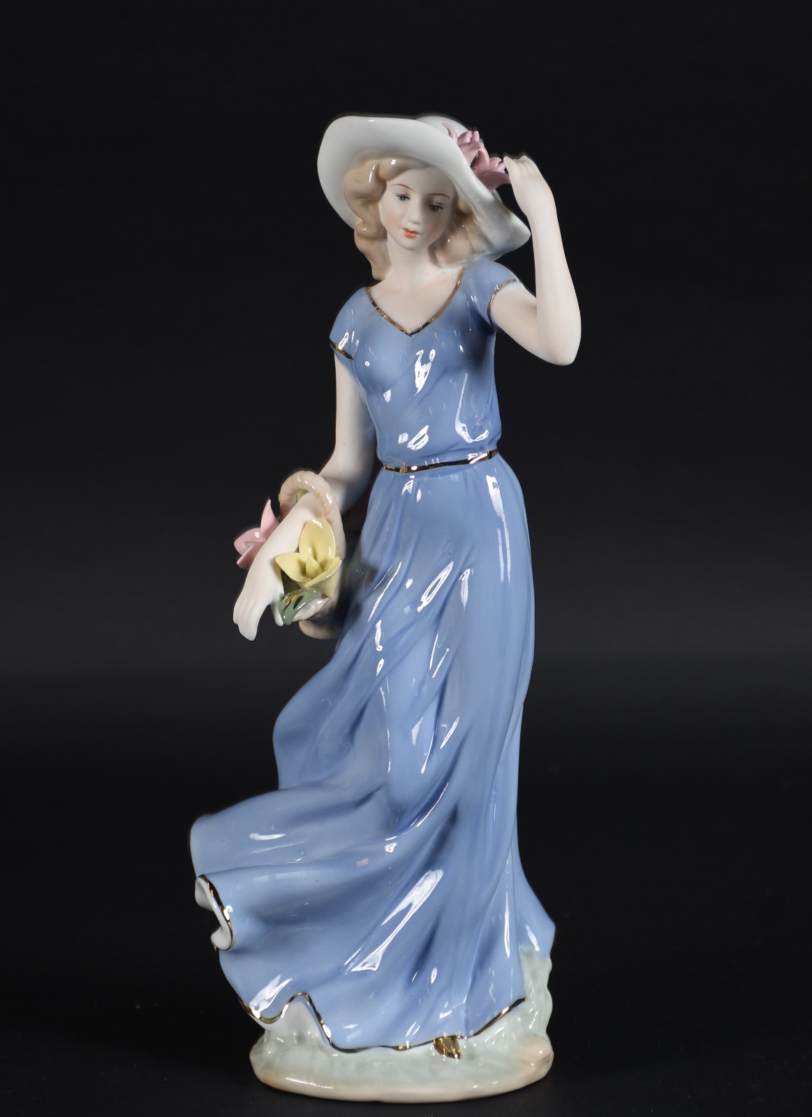 Escultura de porcelana policromada representando dama com cesto de... - foto 2 de 5