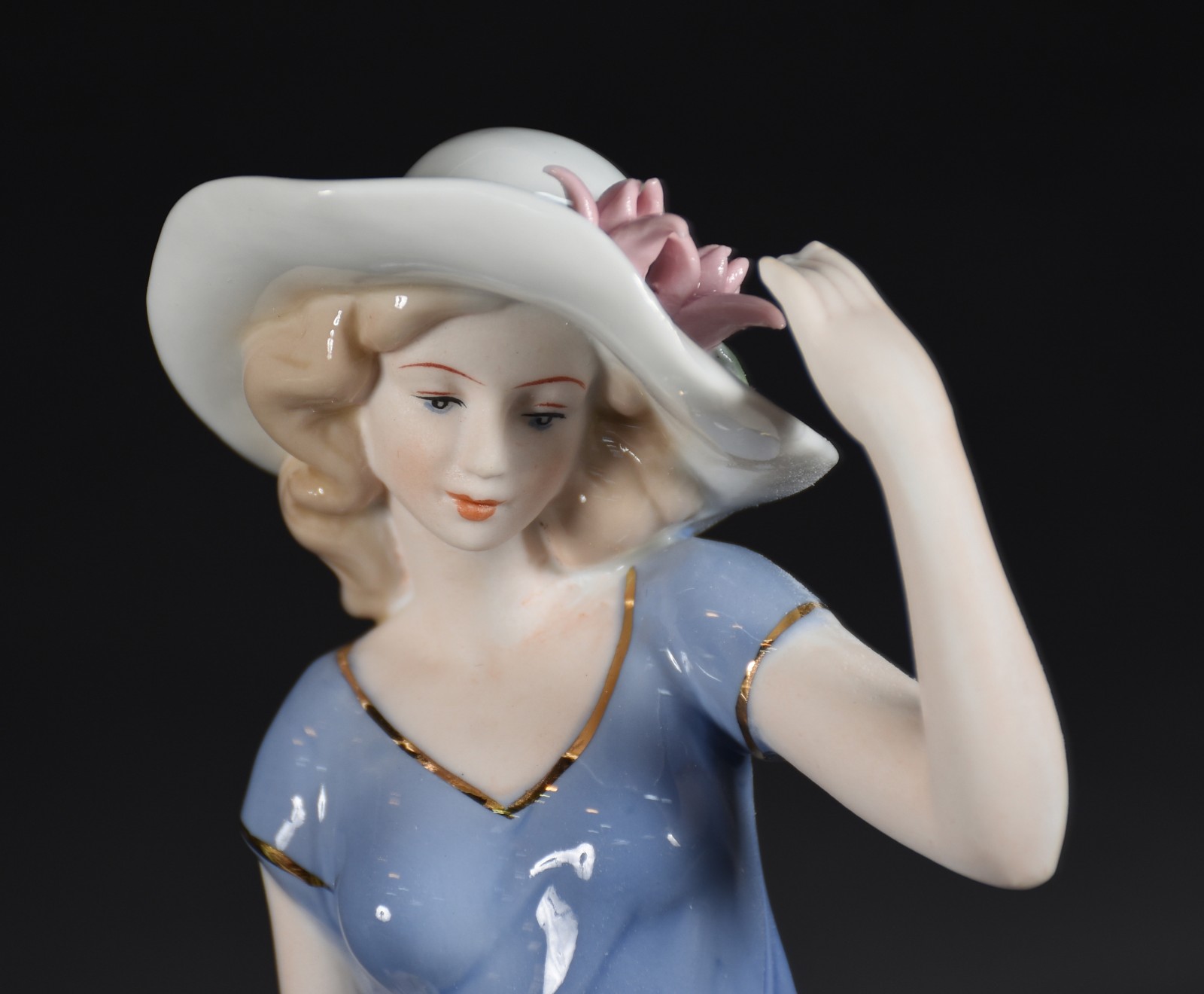 Escultura de porcelana policromada representando dama com cesto de... - foto 3 de 5