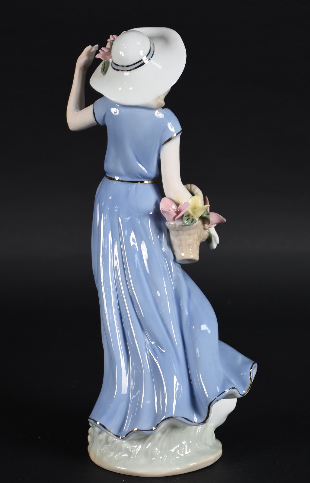 Escultura de porcelana policromada representando dama com cesto de... - foto 4 de 5