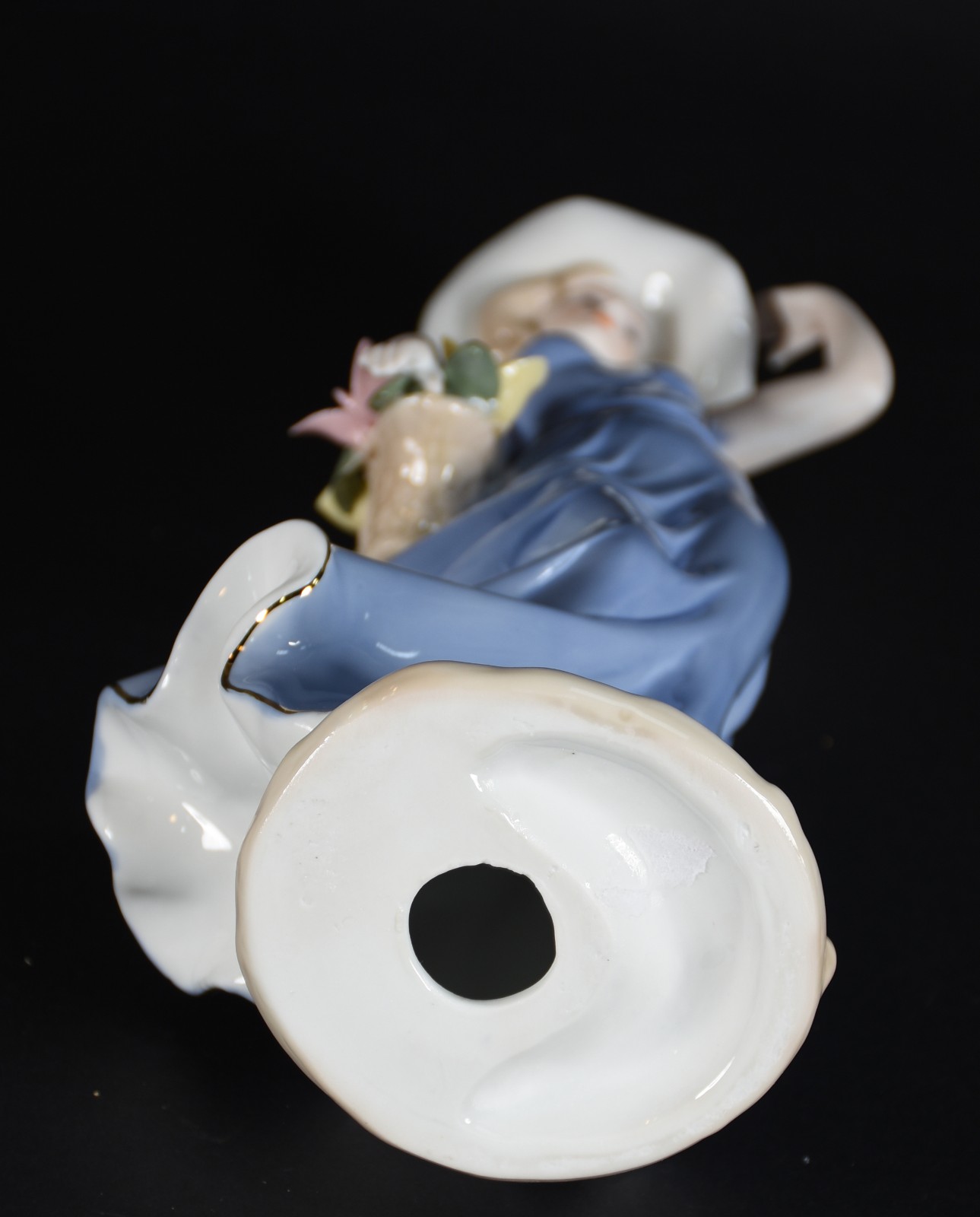 Escultura de porcelana policromada representando dama com cesto de... - foto 5 de 5