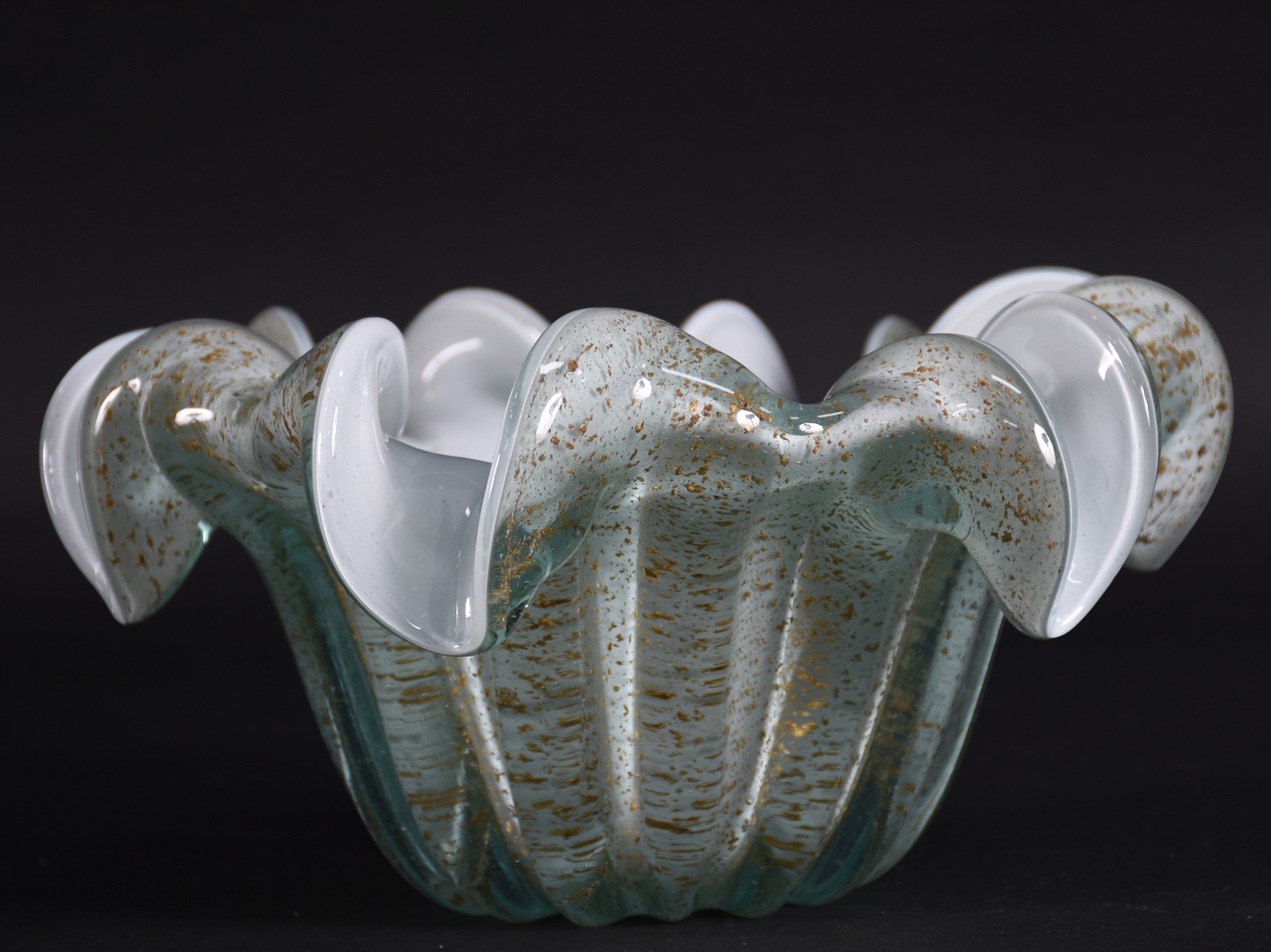 Bowl de vidro decorativo na cor branco com pó de ouro. - foto 1 de 3