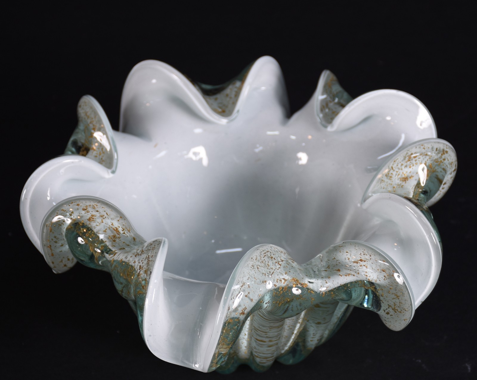 Bowl de vidro decorativo na cor branco com pó de ouro. - foto 2 de 3
