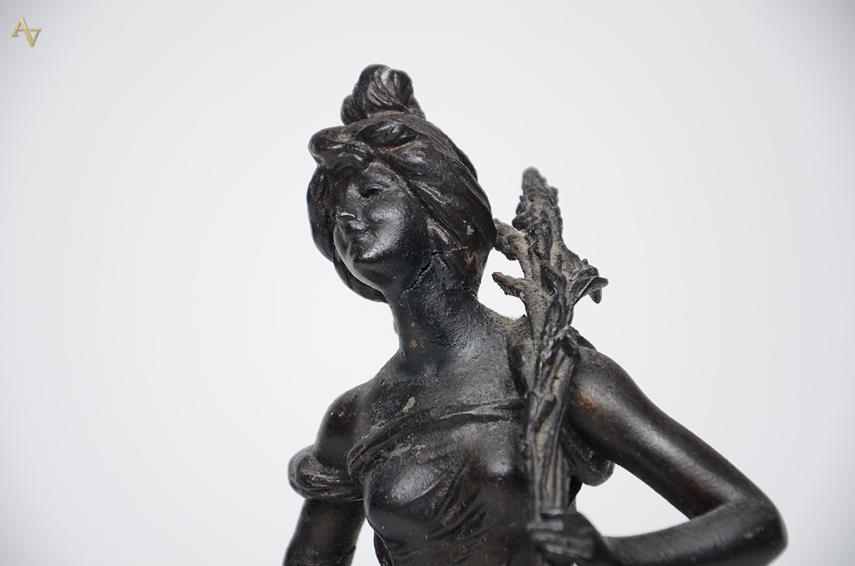 Estatueta de petit bronze representando figura feminina. Altura 44 cm... - foto 2 de 4