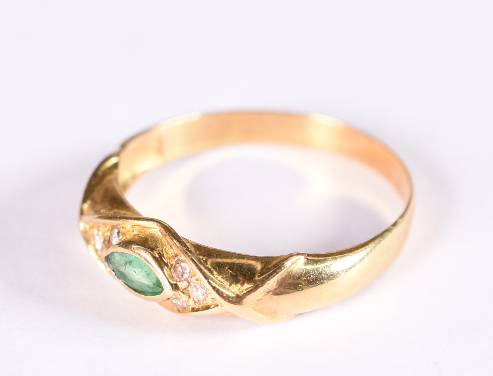 Anel de ouro 18 k com esmeralda, aro 17 (Por motivos de segurança a... - foto 2 de 3
