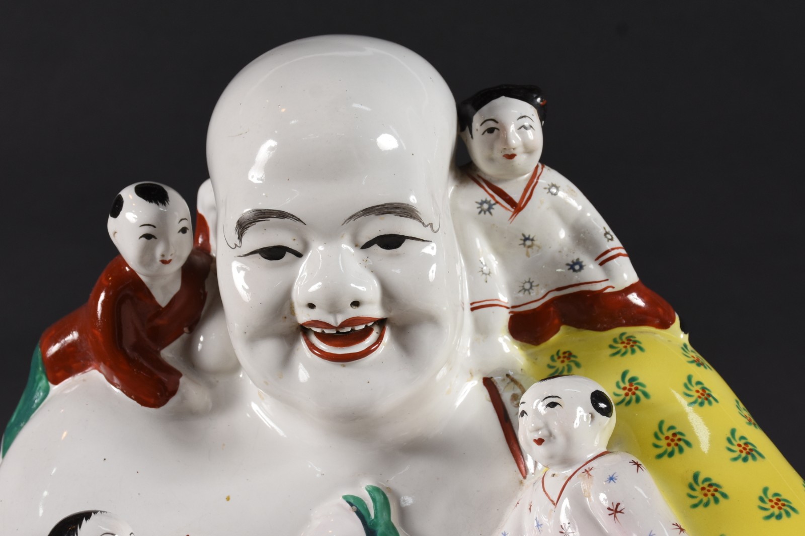 Escultura de porcelana oriental representando Buda em policromia. - foto 2 de 5