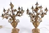 Par de belíssimas girandoles de bronze para 7 l... - Par de belíssimas girandoles de bronze para 7 luzes cada, bases na forma de ânforas ricamente decoradas em relevo.