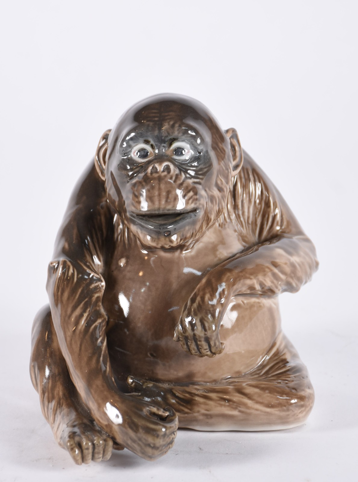 Escultura de porcelana policromada representando macaco, marca na... - foto 1 de 6