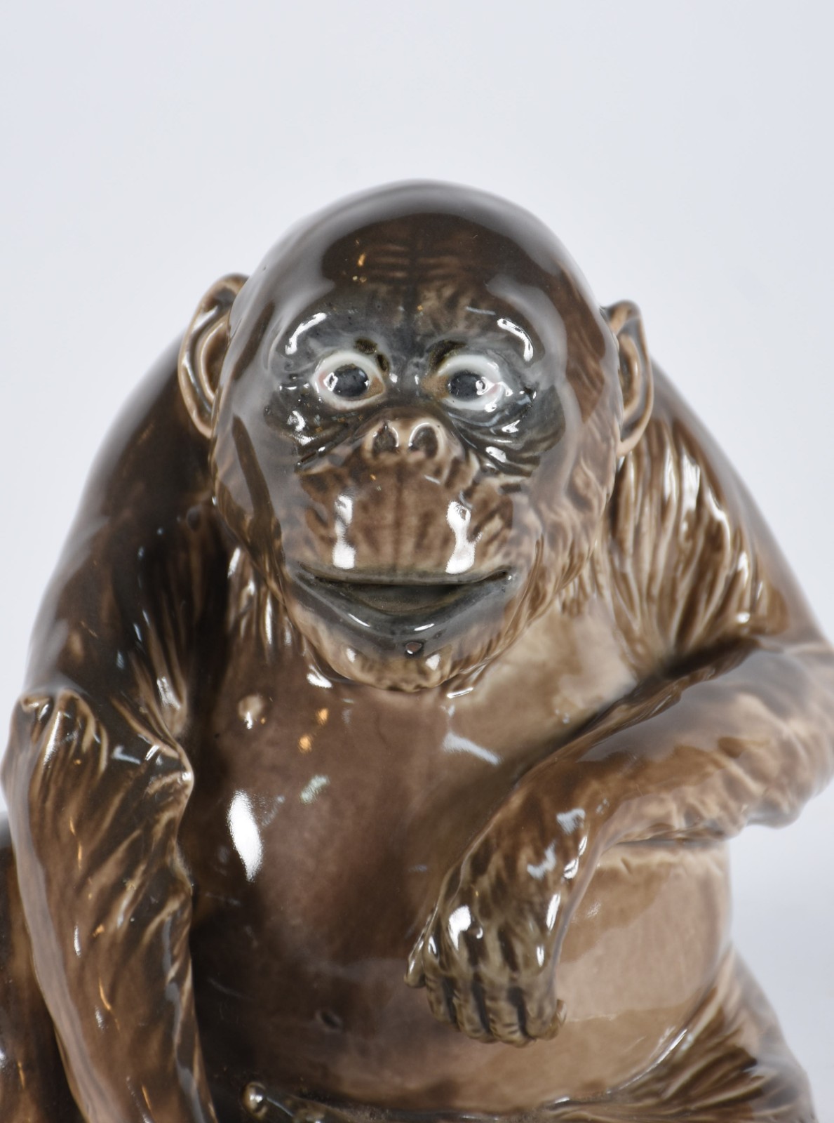 Escultura de porcelana policromada representando macaco, marca na... - foto 2 de 6