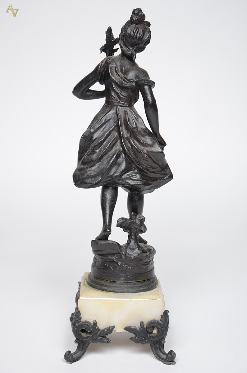 Estatueta de petit bronze representando figura feminina. Altura 44 cm... - foto 3 de 4
