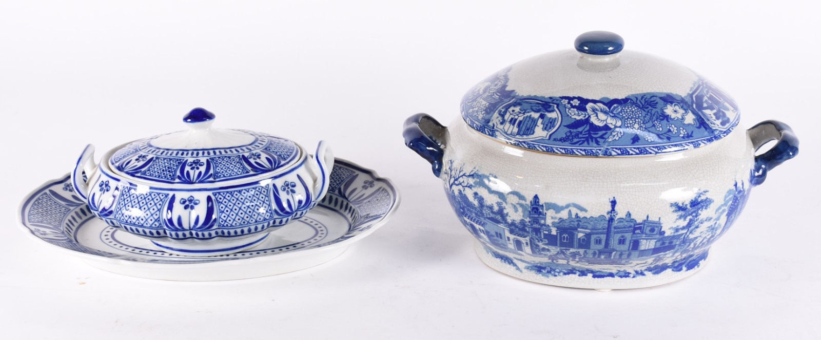 Duas sopeiras sendo uma de porcelana com presentoir azul e branco... - foto 1 de 9