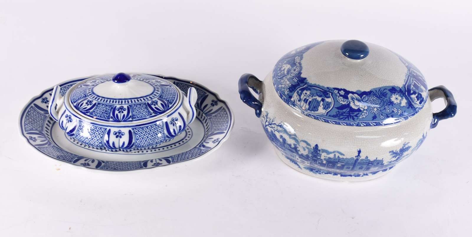 Duas sopeiras sendo uma de porcelana com presentoir azul e branco... - foto 2 de 9