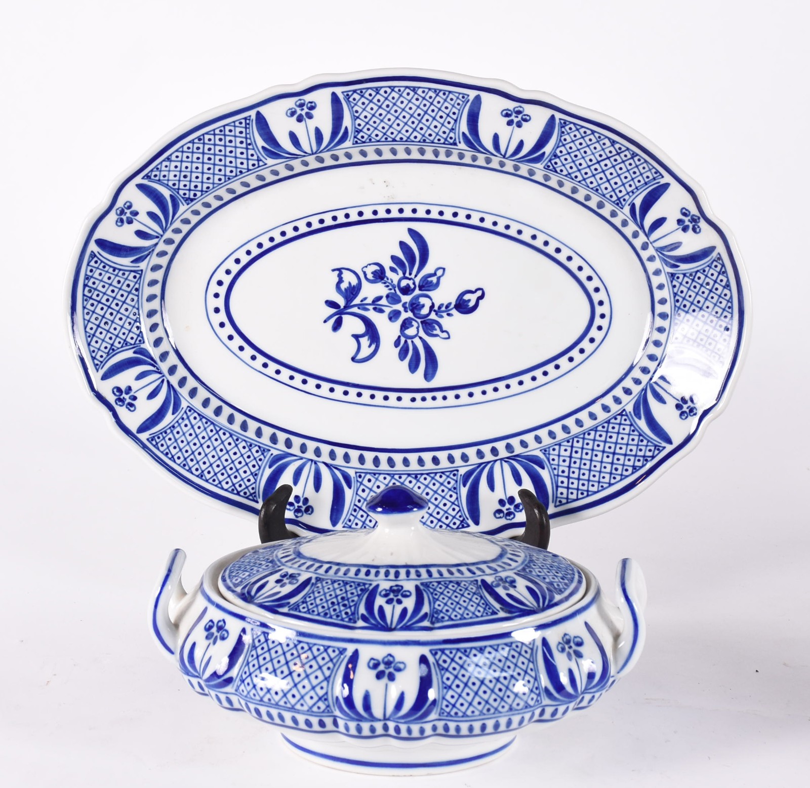 Duas sopeiras sendo uma de porcelana com presentoir azul e branco... - foto 3 de 9
