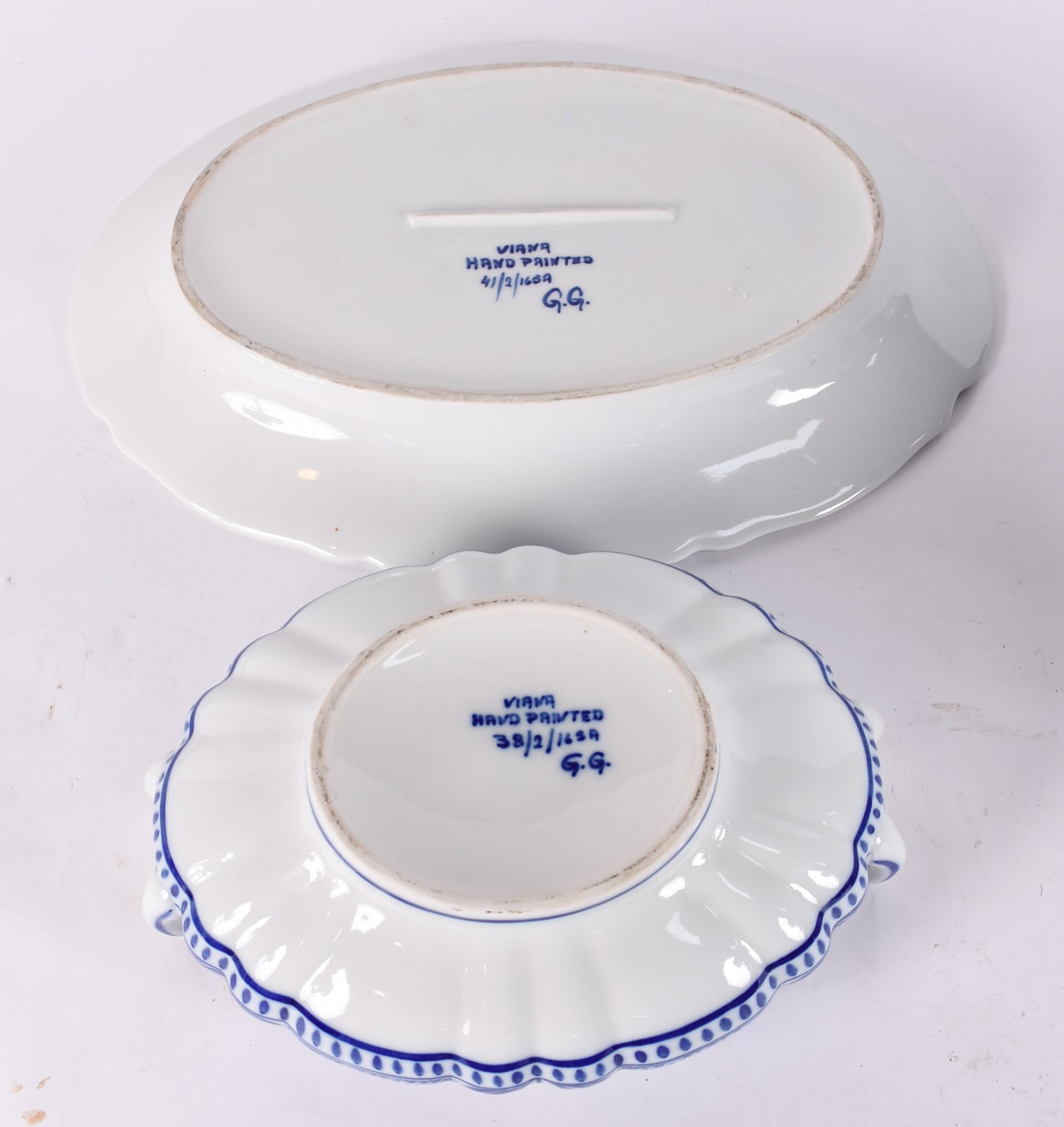 Duas sopeiras sendo uma de porcelana com presentoir azul e branco... - foto 4 de 9
