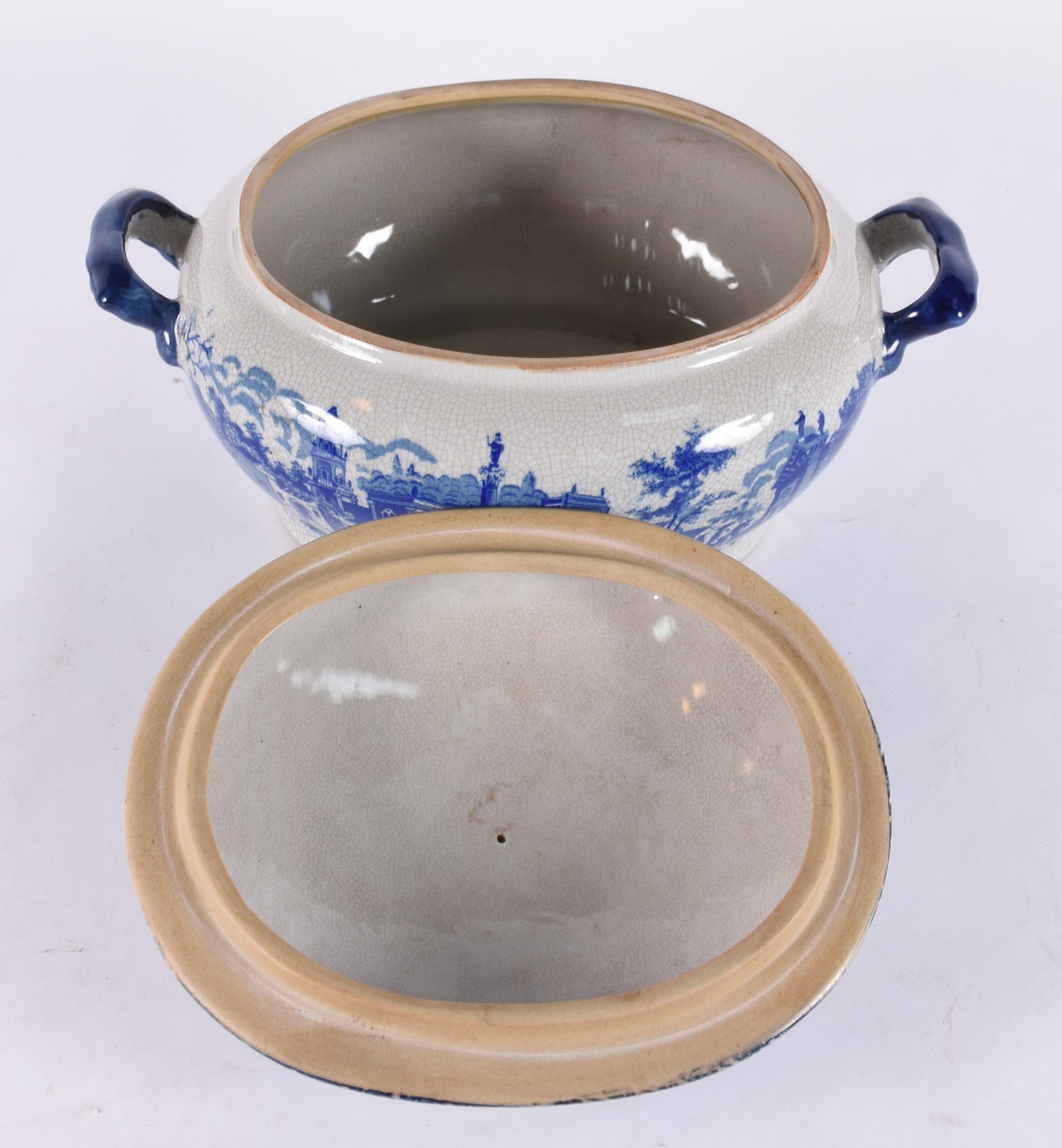 Duas sopeiras sendo uma de porcelana com presentoir azul e branco... - foto 7 de 9