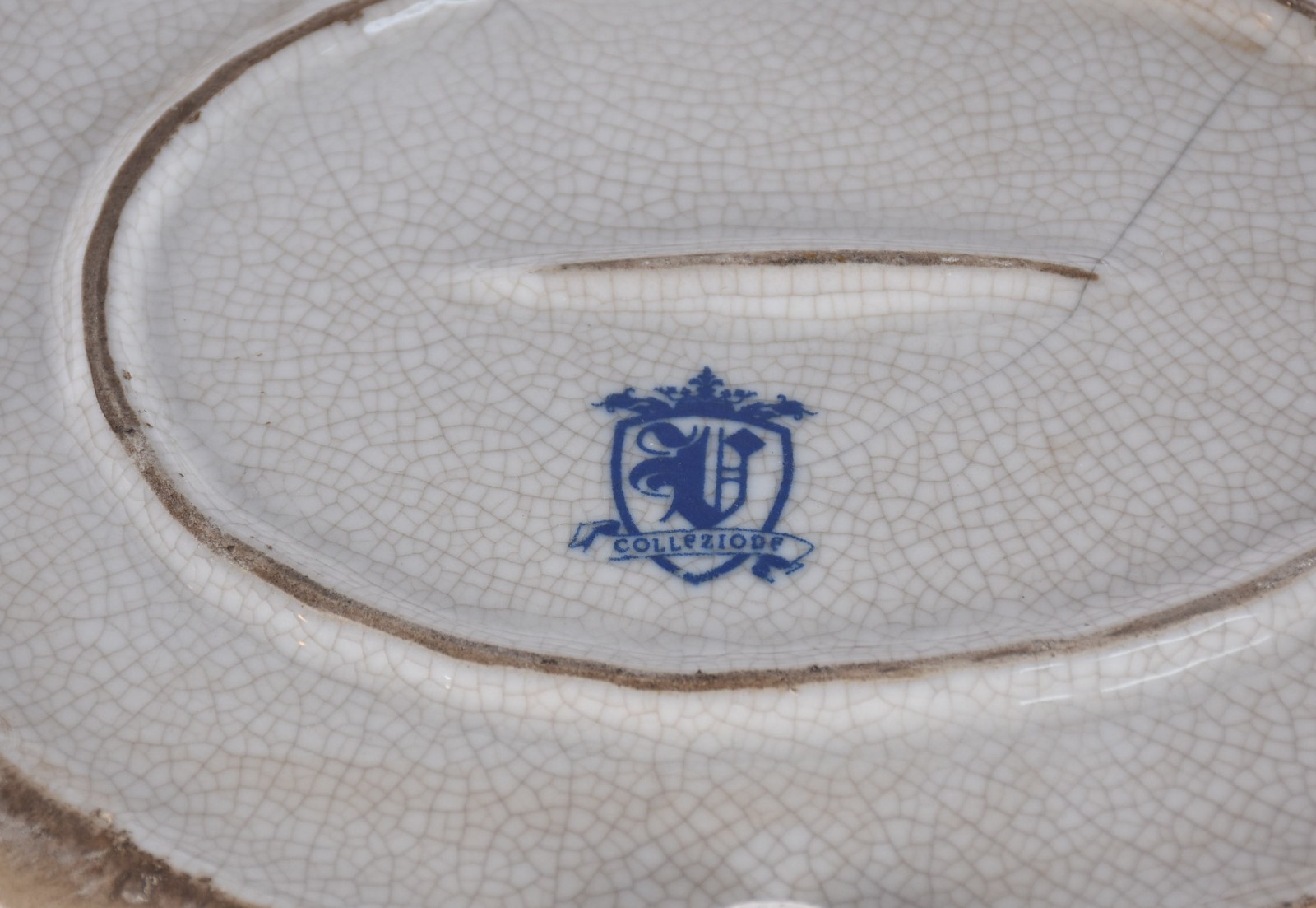 Duas sopeiras sendo uma de porcelana com presentoir azul e branco... - foto 8 de 9