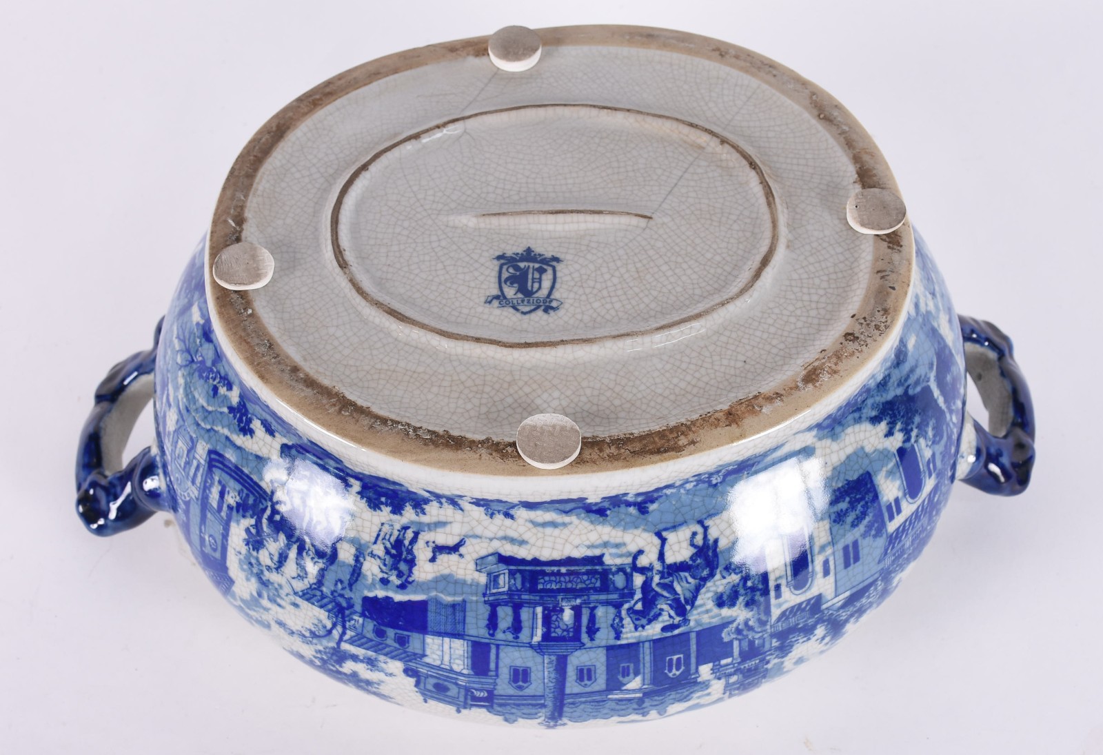 Duas sopeiras sendo uma de porcelana com presentoir azul e branco... - foto 9 de 9