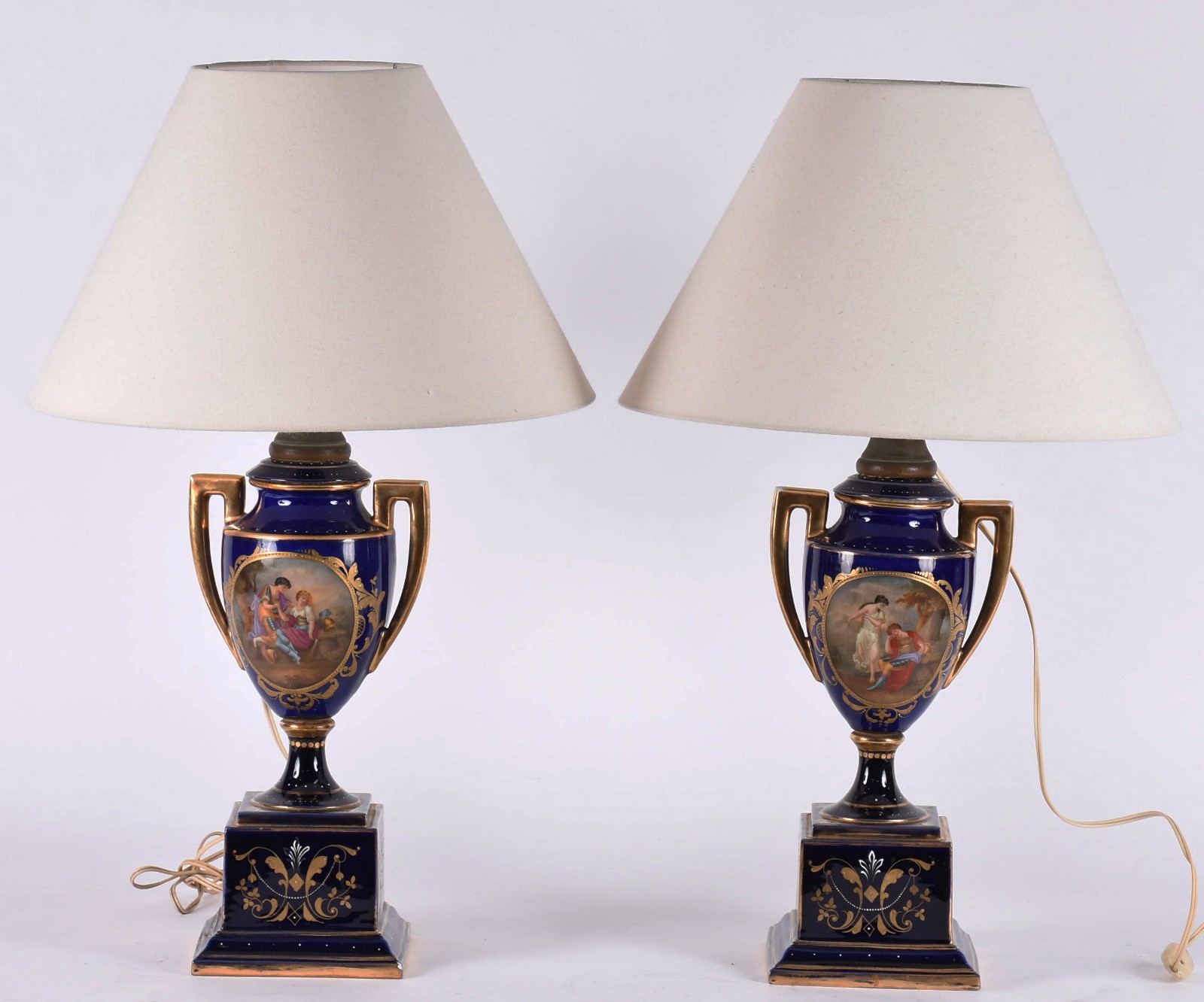 Par de abatjoures de porcelana Austríaca na cor azul cobalto com... - foto 1 de 8