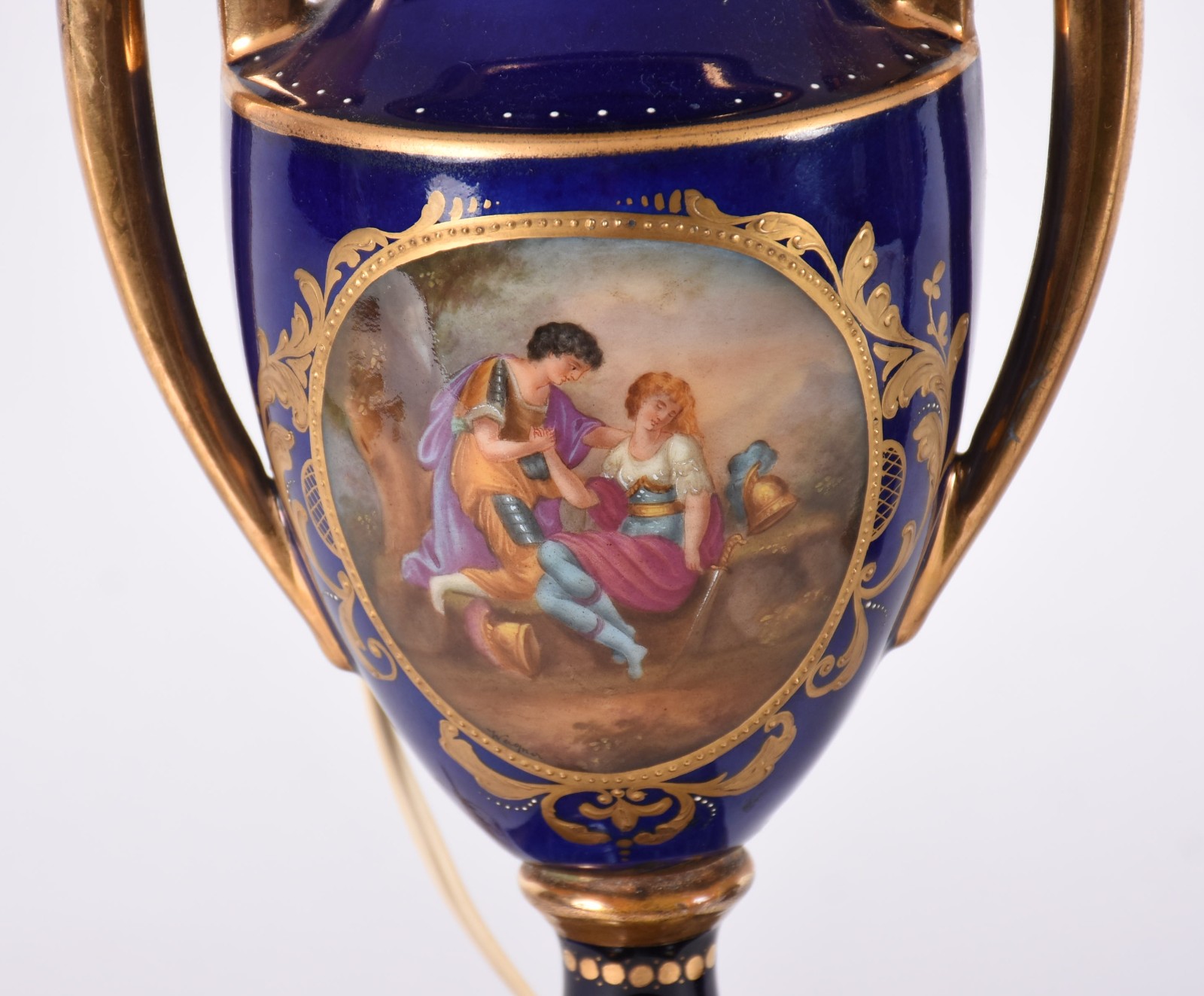 Par de abatjoures de porcelana Austríaca na cor azul cobalto com... - foto 2 de 8