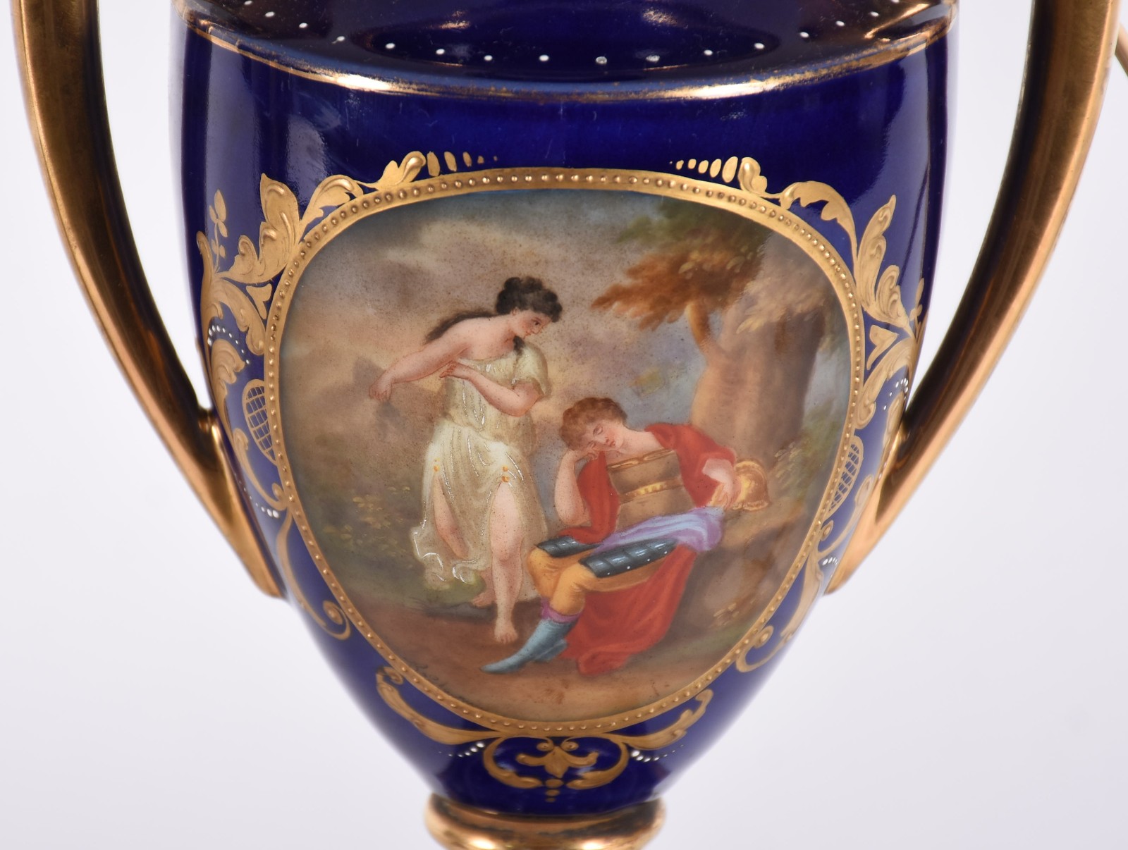 Par de abatjoures de porcelana Austríaca na cor azul cobalto com... - foto 3 de 8