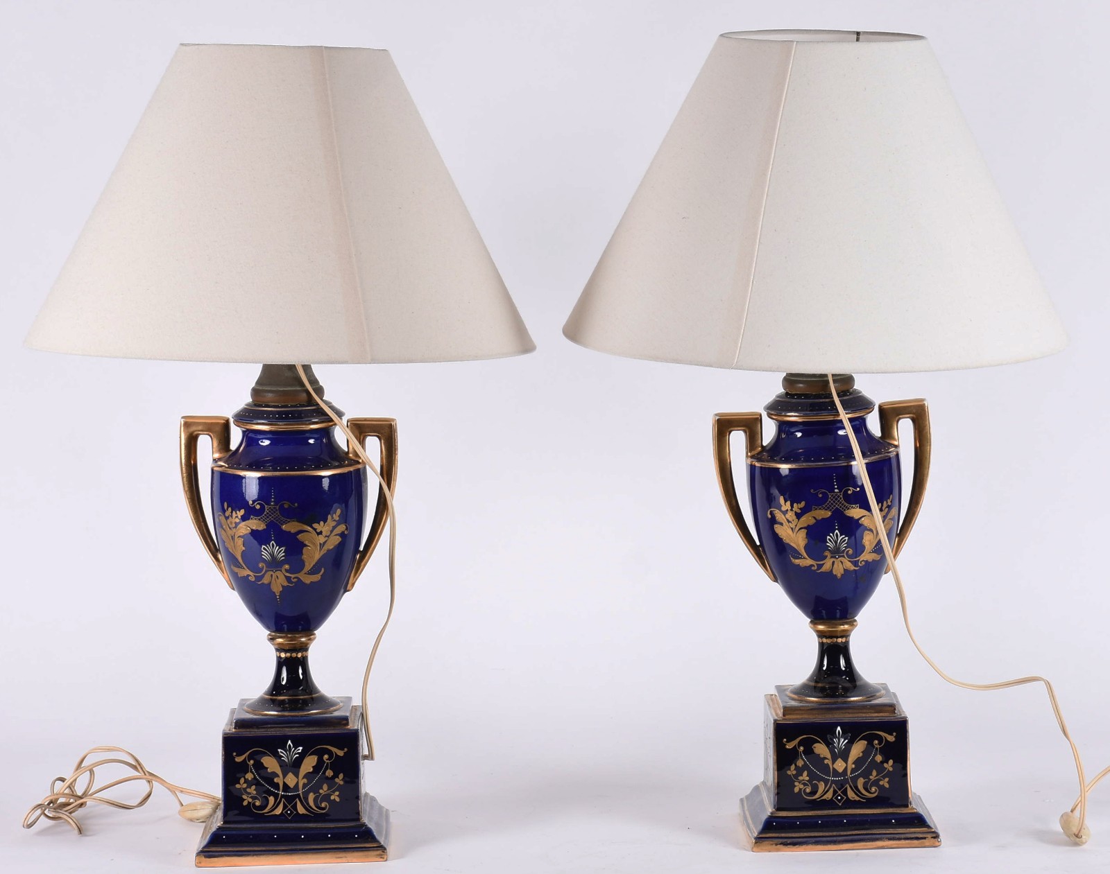 Par de abatjoures de porcelana Austríaca na cor azul cobalto com... - foto 5 de 8