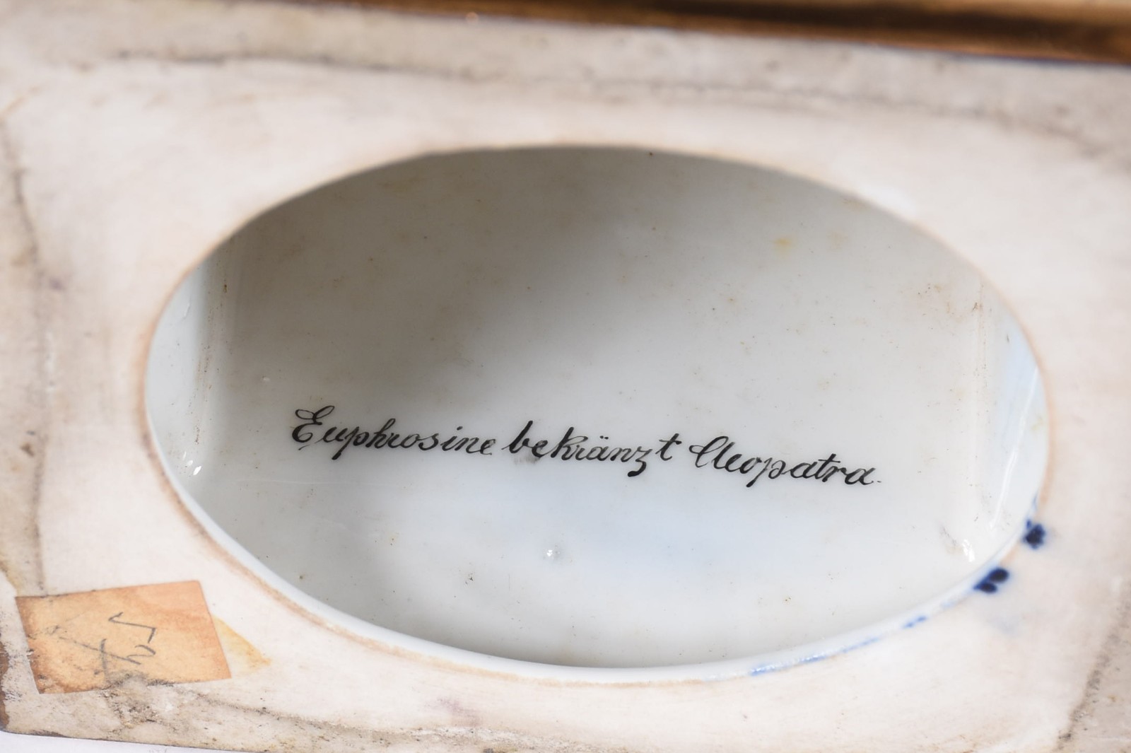 Par de abatjoures de porcelana Austríaca na cor azul cobalto com... - foto 6 de 8