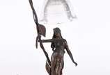 Luminária de bronze, base com figura feminina e... - Luminária de bronze, base com figura feminina e mármore, cúpula de vidro.