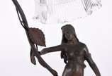 Luminária de bronze, base com figura feminina e... - Luminária de bronze, base com figura feminina e mármore, cúpula de vidro.
