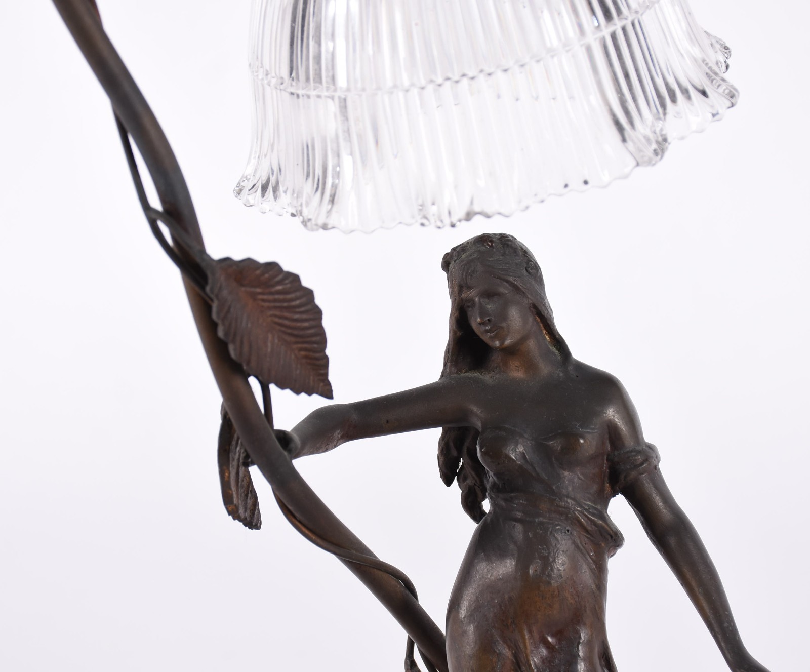 Luminária de bronze, base com figura feminina e mármore, cúpula de... - foto 2 de 4