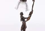 Luminária de bronze, base com figura feminina e... - Luminária de bronze, base com figura feminina e mármore, cúpula de vidro.