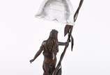 Luminária de bronze, base com figura feminina e... - Luminária de bronze, base com figura feminina e mármore, cúpula de vidro.