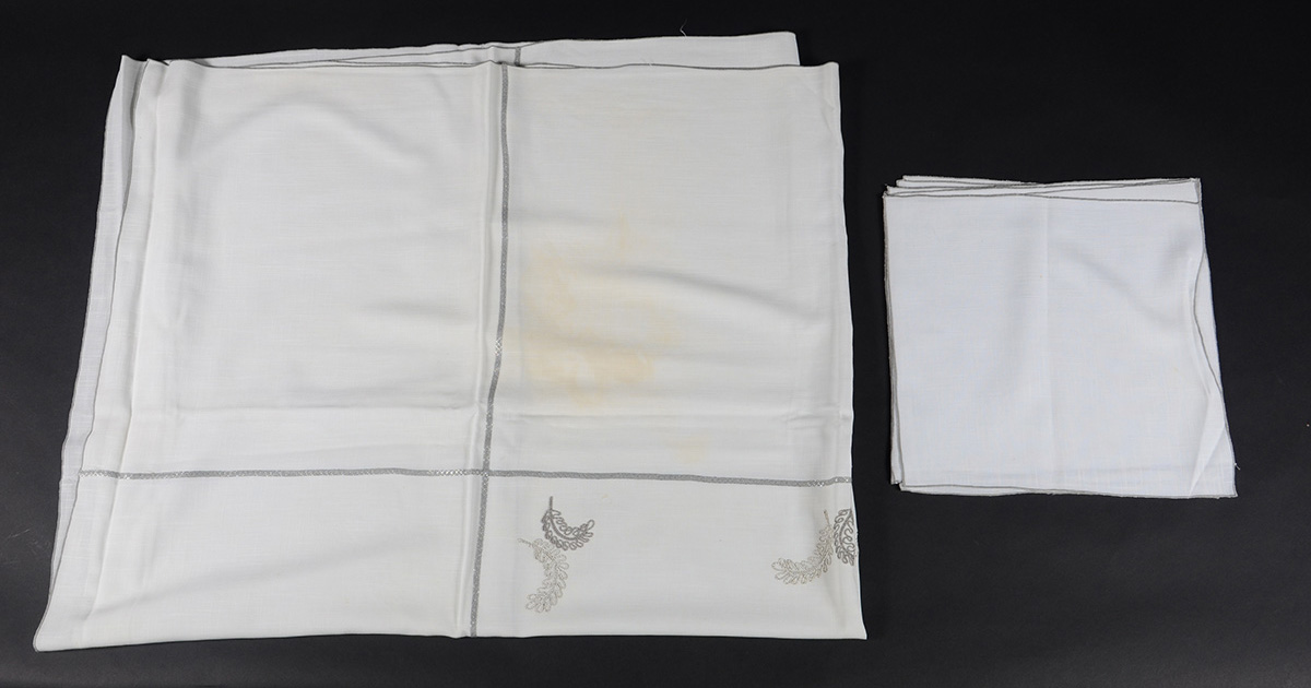 Toalha de linho branco com bordados brancos e prata, acompanham 8...