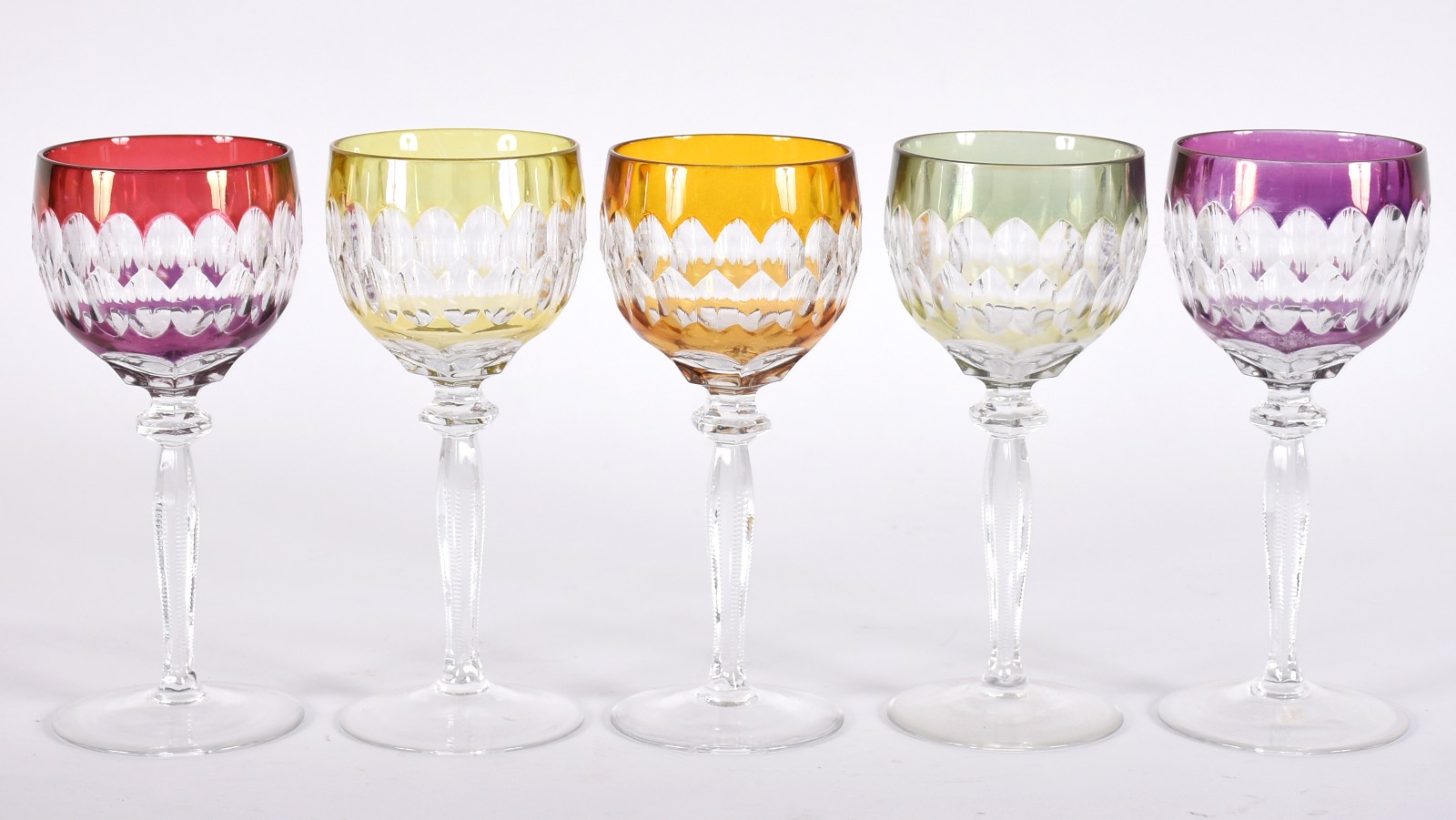 Cinco cálices para vinho de cristal doublé lapidado em diversas cores. - foto 1 de 3