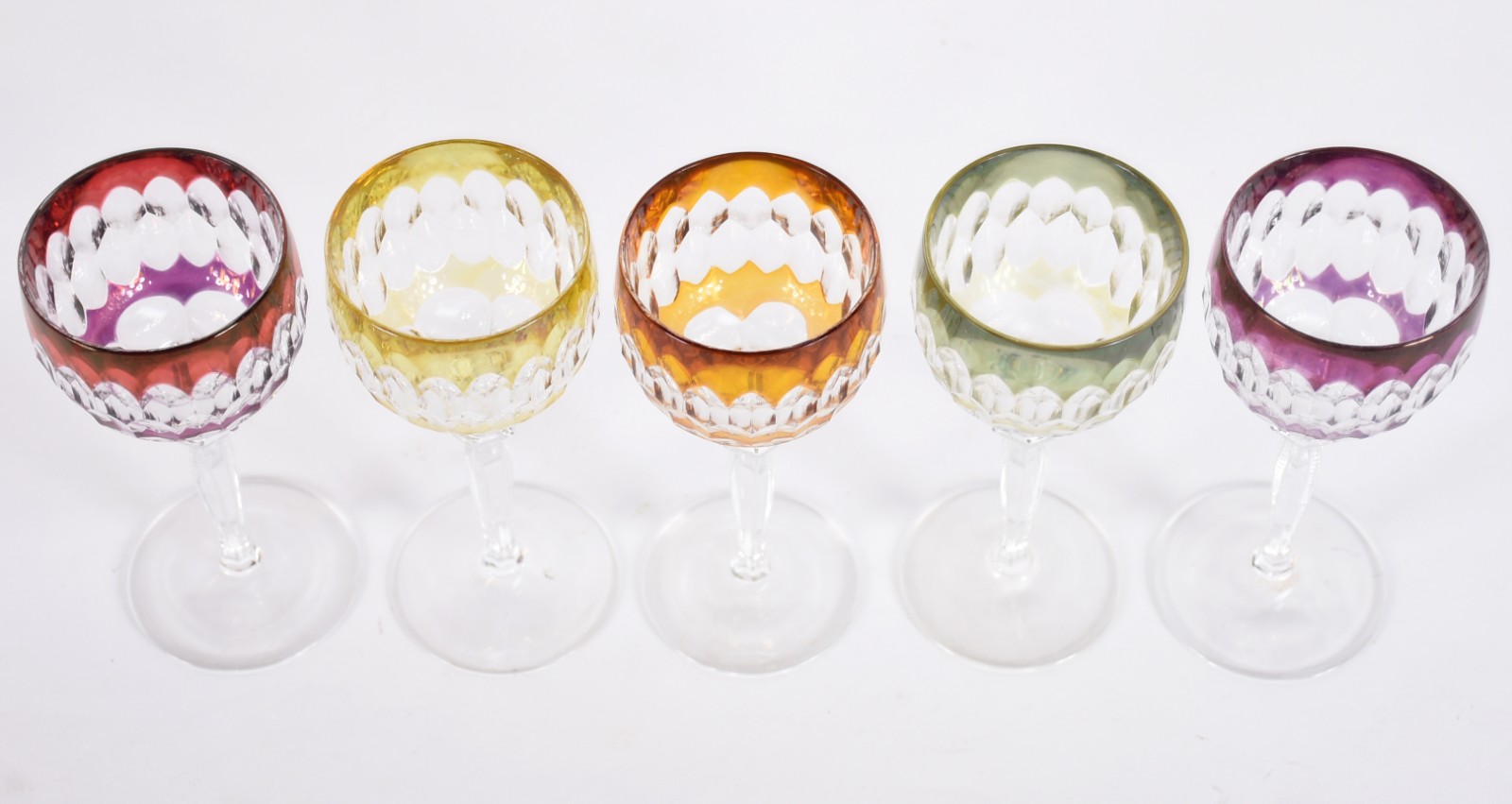 Cinco cálices para vinho de cristal doublé lapidado em diversas cores. - foto 2 de 3