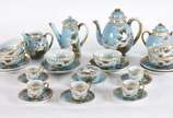 Conjunto de chá e café de porcelana oriental az... - Conjunto de chá e café de porcelana oriental azul com pássaros e realces dourados, composto de 5 xícaras para café com pires, 6 xícaras de chá c...