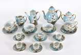 Conjunto de chá e café de porcelana oriental az... - Conjunto de chá e café de porcelana oriental azul com pássaros e realces dourados, composto de 5 xícaras para café com pires, 6 xícaras de chá c...
