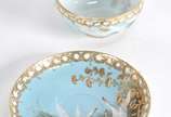 Conjunto de chá e café de porcelana oriental az... - Conjunto de chá e café de porcelana oriental azul com pássaros e realces dourados, composto de 5 xícaras para café com pires, 6 xícaras de chá c...