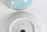 Conjunto de chá e café de porcelana oriental az... - Conjunto de chá e café de porcelana oriental azul com pássaros e realces dourados, composto de 5 xícaras para café com pires, 6 xícaras de chá c...