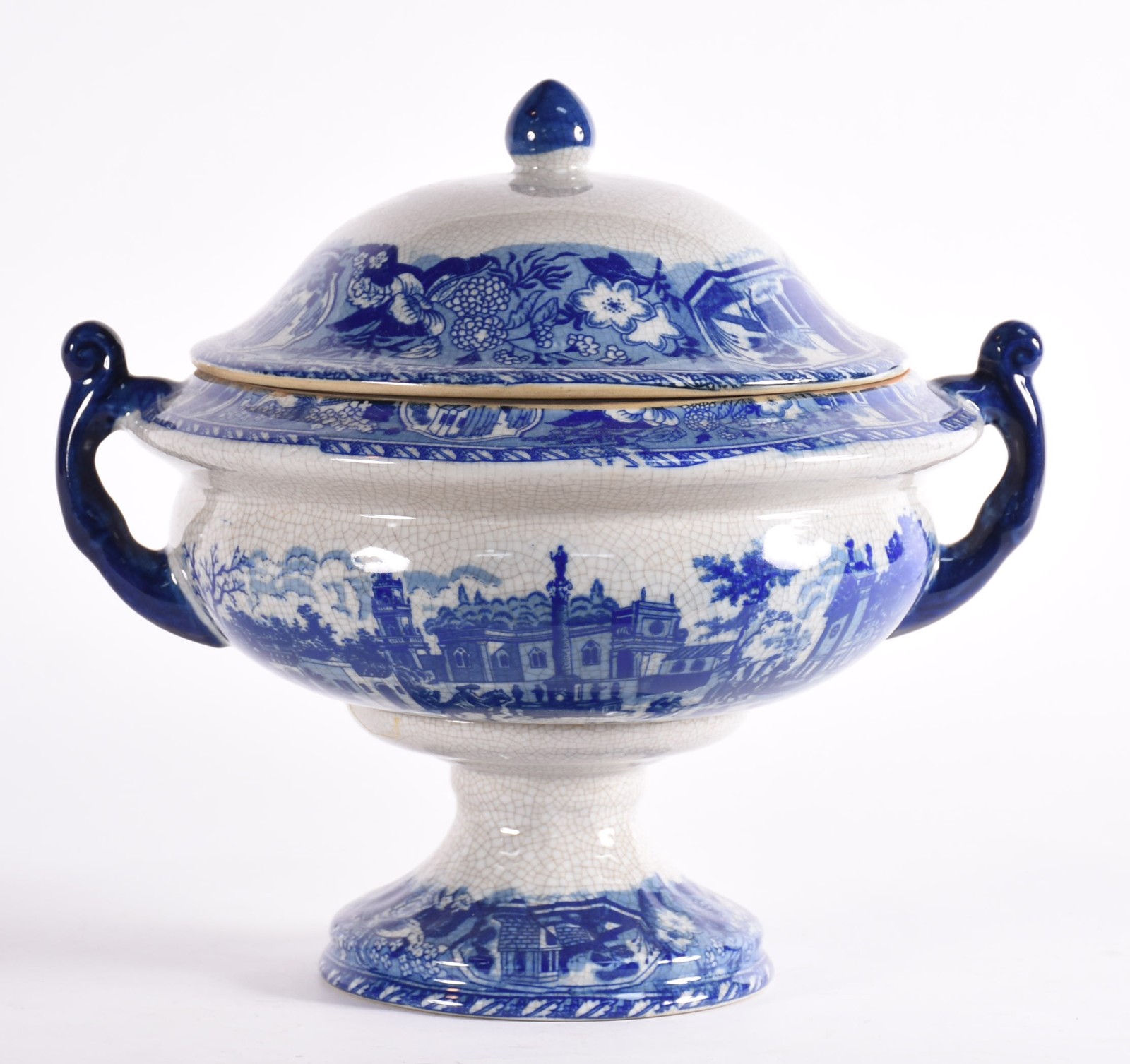 Sopeira de porcelana craquelê decorada com paisagem em azul e branco. - foto 1 de 5