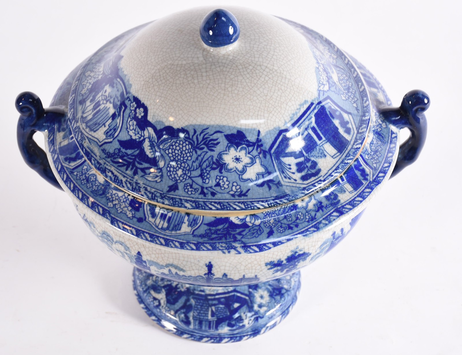 Sopeira de porcelana craquelê decorada com paisagem em azul e branco. - foto 2 de 5