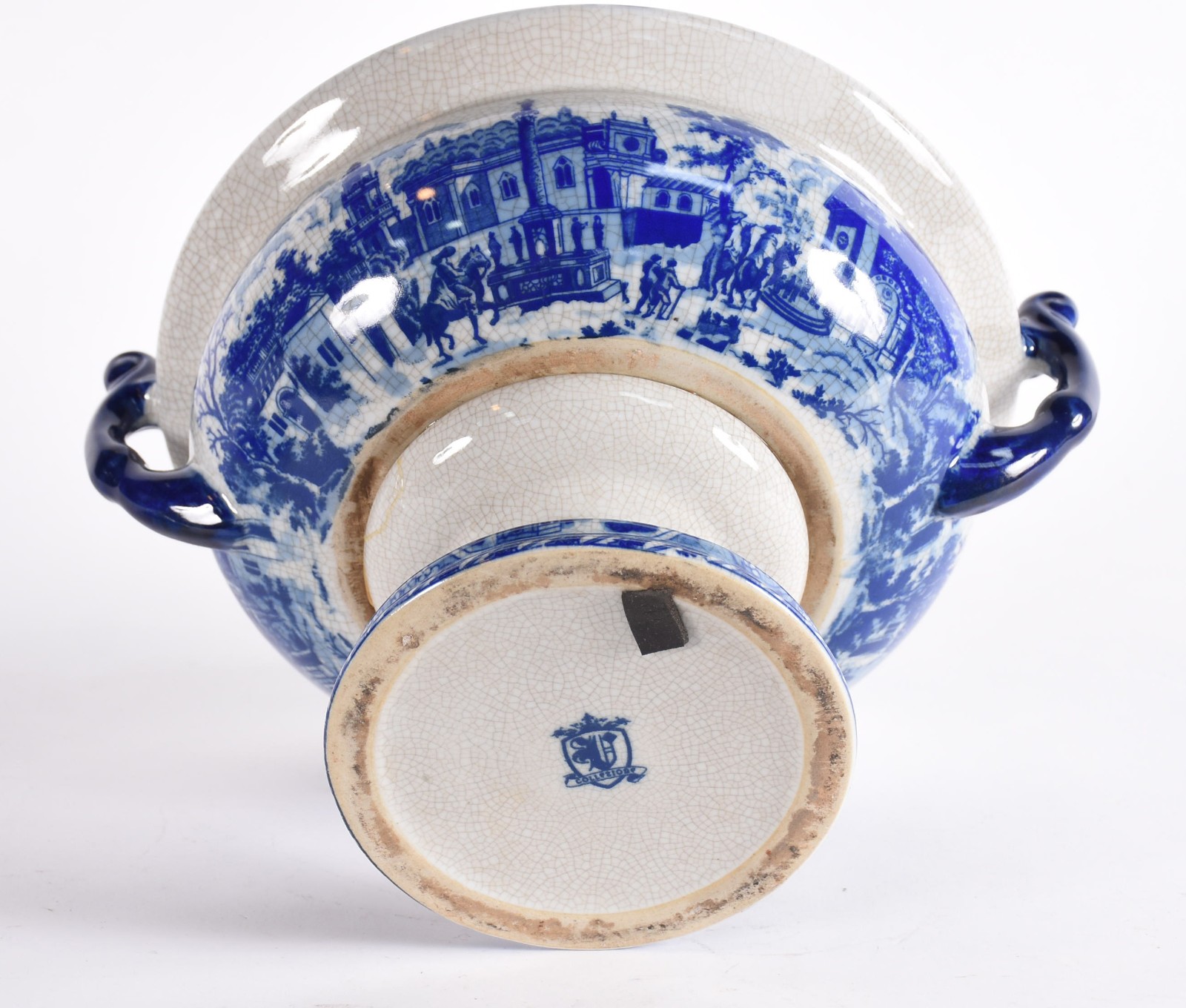 Sopeira de porcelana craquelê decorada com paisagem em azul e branco. - foto 4 de 5