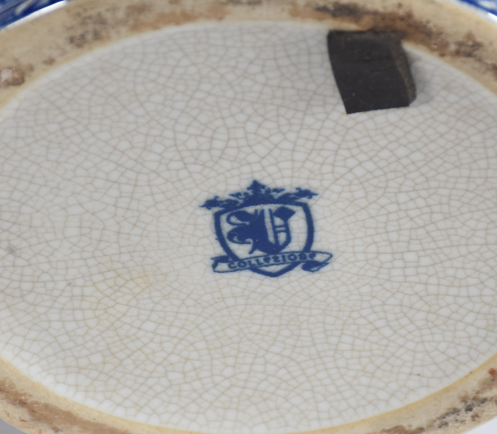 Sopeira de porcelana craquelê decorada com paisagem em azul e branco. - foto 5 de 5